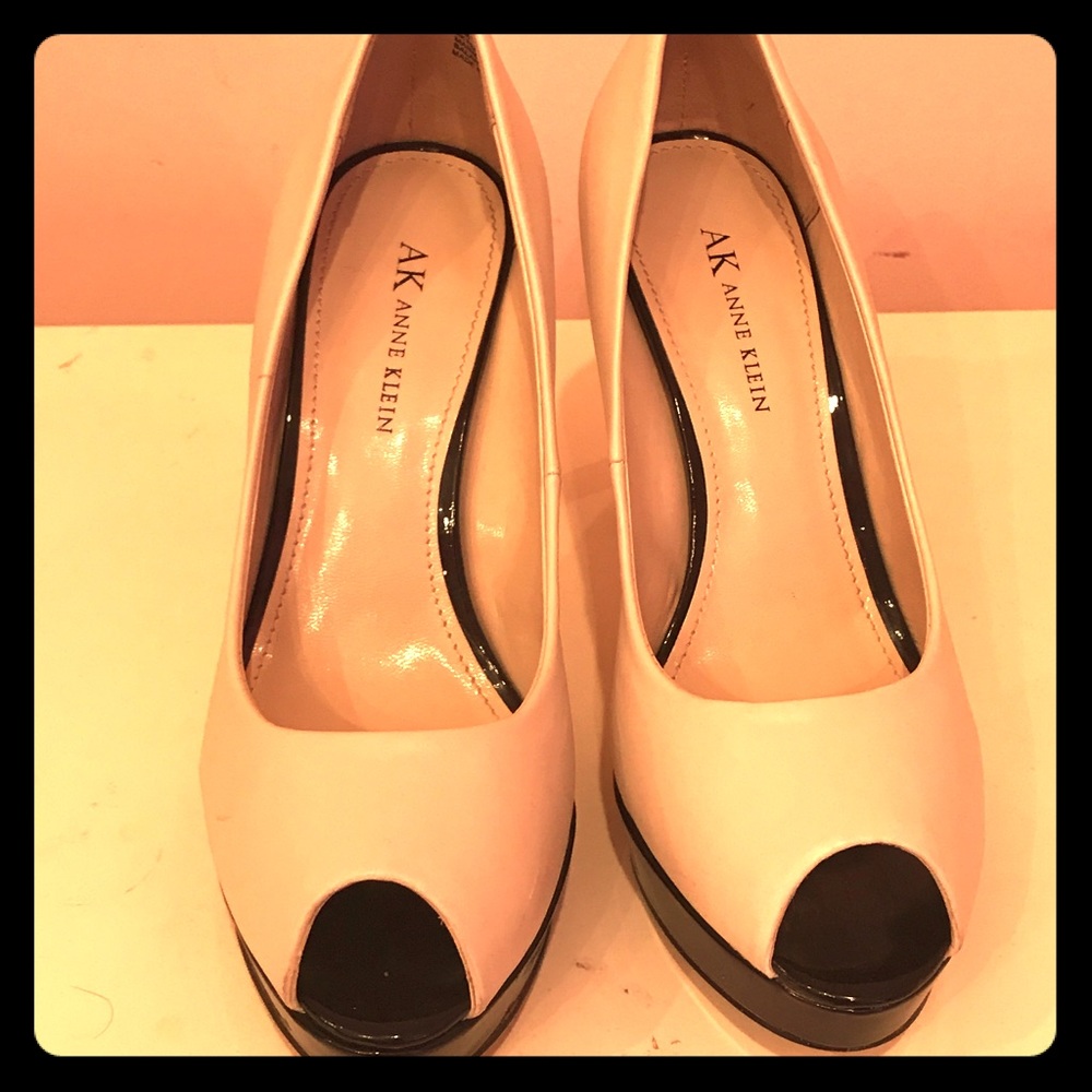 Size 8 black and white woman shoes.